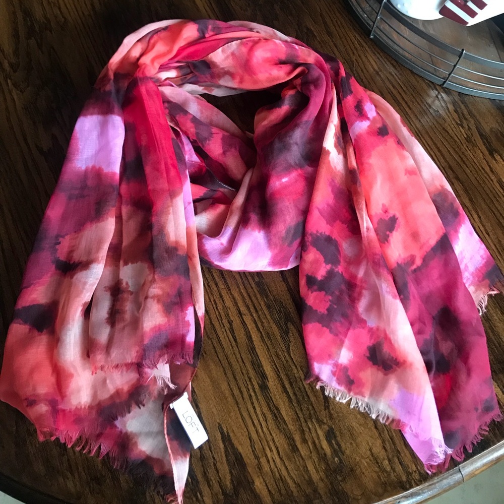 Beautiful loft scarf! 🌹🌷